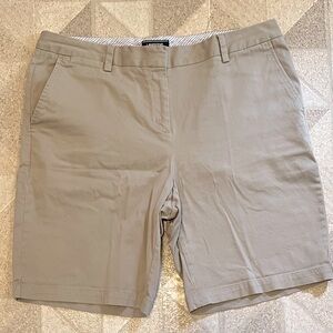 SALE! Excellent Lands End Mid Rise Khaki Shorts in Sz 18